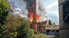 K požáru poblíž Hradce jelo 12 jednotek hasičů. Vyhlásili 3. stupeň poplachu