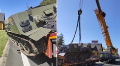 Tank po nehodě na Kutnohorsku spadl z přívěsu, naložil ho jeřáb