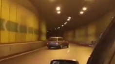 Zbytečný hazard! Řidiči v tunelu smykovali z pruhu do pruhu