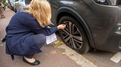 Prázdné pneumatiky a drsný vzkaz za stěračem. Brno je zase jednou světové