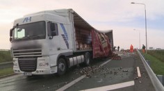 Opravdová tragedie pro pivaře. Stovky rozbitých lahví pokryly silnici