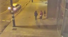 Neuvěřitelné video: Žena porodila přímo na chodníku před Edenem!