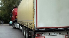 Z kamionu na Jindřichohradecku vypadl závozník. Měl tři promile