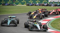 Velký souboj Ferrari a smolný konec Alonsa. Sprint v Číně nabídl drama
