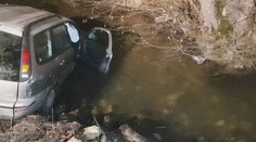 Řítící se auto skončilo v potoce. Jeli v něm čtyři muži, nikdo prý ale neřídil!