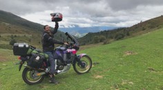 Cestovatel projel na motorce celý svět. V Praze mu ji ukradli