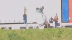 Policisté zkopali nelegální imigranty, násilí zachytila kamera!