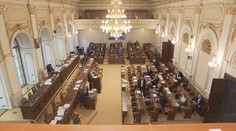 Poslanci schválili prodloužení nouzového stavu. Jednali o něm devět hodin