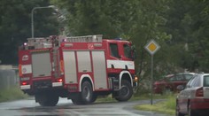 Požár na Pardubicku: Oheň zničil prodejnu, uvnitř byla pyrotechnika