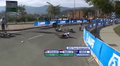Cyklistka se brutálně "rozsekala" o bariéru, pak ji přejely kolegyně