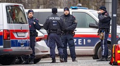 Mladý Syřan v Rakousku začal na ulici bodat do lidí. Zabil dítě, čtyři muže zranil