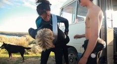 VIDEO: Ochrnutá žena na surfu! Chlapík ji k sobě připoutal izolepou