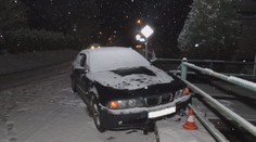Opilý řidič vláčel policistu po silnici! Zastavilo ho až zábradlí
