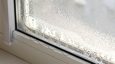 Vlhkost na oknech může způsobit vážné problémy. Zbavit se jí je přitom snadné