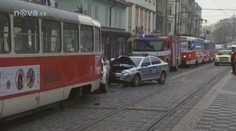 Policejní auto nedobrzdilo kvůli chodci, nacpalo SUV do tramvaje