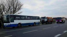 Šest zraněných při srážce aut u Zámrsku. Boural i autobus
