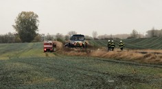 Tragédie u Kostelce nad Labem! Vlak smetl auto, jeden mrtvý