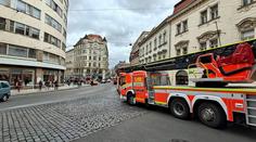 V pražském divadle vypukl požár. Stovky evakuovaných, pět lidí si převzali záchranáři