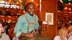 Takhle ho neznáte! Bolt si dal na Oktoberfestu pivo a taneček!