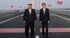 Kim se po zvěstech o smrti nečekaně objevil na veřejnosti. Odcestoval z KLDR