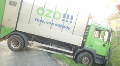 FOTO: Popeláři zakotvili v příkopu, vyprostil je až jeřáb