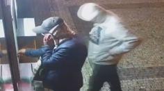 Policie marně hledá útočníka, který v Praze napadl muže. Zveřejnila záběry, žádá o pomoc