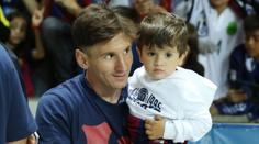 První fotbalové kroky! Barcelona si pojistila malého Messiho