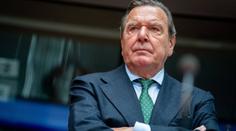 Naděje na konec války? Do Moskvy vyrazil bývalý německý kancléř
