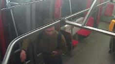 Šílené video: Opilec si vybil zlost na tramvaji. Rozmlátil ji kladívkem