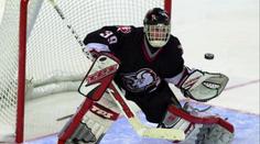 Hašek slavnostně zahájil utkání NHL. Pár dnů předtím soutěž tvrdě kritizoval