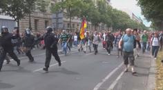 Francií zmítají protesty proti covid pasům, policie nasadila i slzný plyn