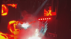 Ben Cristovao rozezpíval celou O2 arenu. Nad pódiem se vznášel ve velké posteli