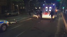 Cyklistu bez helmy srazilo auto. Utrpěl poranění hlavy. VIDEO