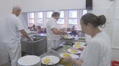 Tripartita jednala o platech nepedagogů. Řešením by mohla být zaručená mzda