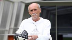 Zemřel legendární fotbalista Sloup. Van Bastenovi roztrhl čelo