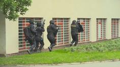 Policisté cvičili v Hradci zákrok proti ozbrojencům. Figuranty eliminovali po půlhodině