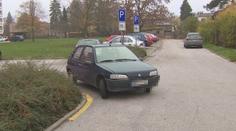 Naštvaný muž vytvořil v Hradci Králové vlastní dopravní značení