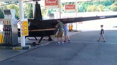 Čech přistál s helikoptérou u pumpy, natankoval a odletěl!