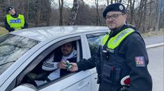 Nečekané gesto policistů. Při kontrole rozdávali řidičům pivo