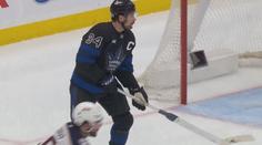 Matthews si vyměnil hokejku s brankářem. Sudí neměli slitování