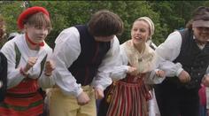 Švédi vítají slunce žabím tancem. Lidé si o nás myslí, že jsme divní, směje se folkloristka