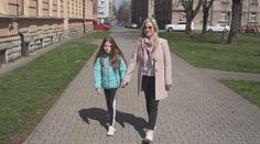 Lenka vozí každý den dceru do vzdálené školy. Měsíčně ji to stojí tisícovku