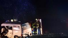 Při čelní srážce dvou aut zemřel člověk, další dva jsou zranění