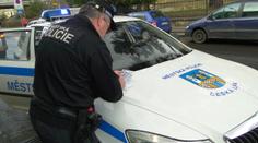 Na zmatenou stařenku zavolala ochranka strážníky. Ti udělali krásné gesto