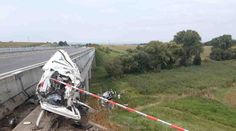 Z mostu na D1 vyletěla dodávka. Pro řidiče musel letět vrtulník