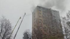 V Českém Těšíně hořel panelový dům. Oheň zachvátil nejvyšší patro
