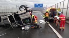 Při srážce dvou aut v Třinci se zranilo pět lidí. Na místo letěl vrtulník