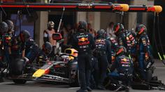 Dvě penalizace odsunuly Verstappena mimo pódium. V Mexiku triumfoval Sainz