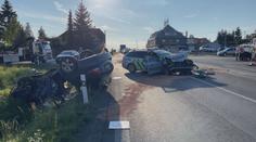 Vážná nehoda na Rakovnicku: Policisté se srazili s jiným autem, 5 zraněných