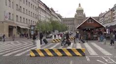 Strážníci v ulicích i betonové zábrany. Česko slaví Velikonoce